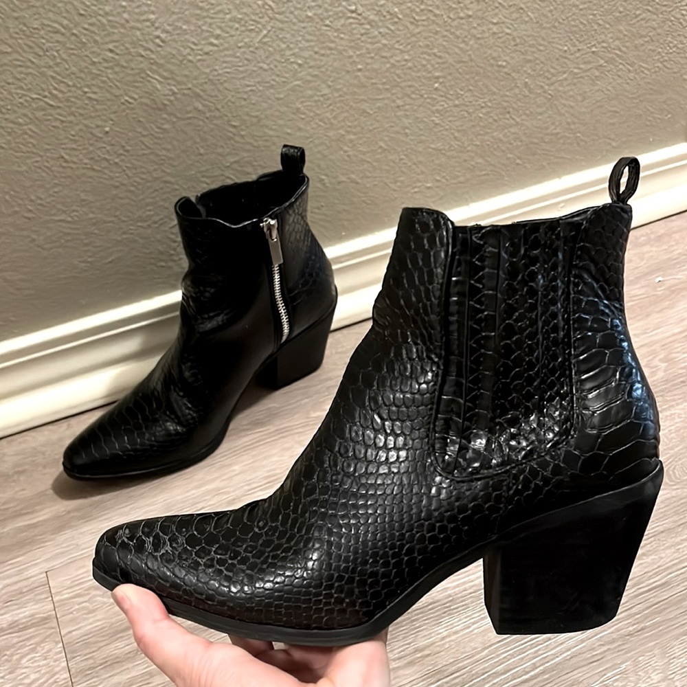 Black leather scale-skin booties